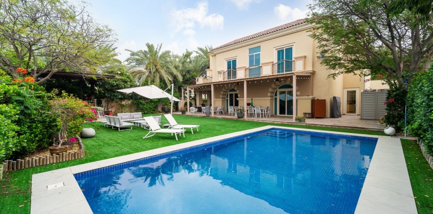 Villa de 5 chambres à Dubai Sports City, UAE No. 149671