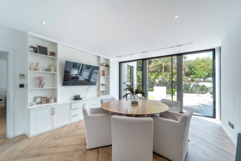 5 bedrooms Villa in Dubai, UAE No. 151142 3