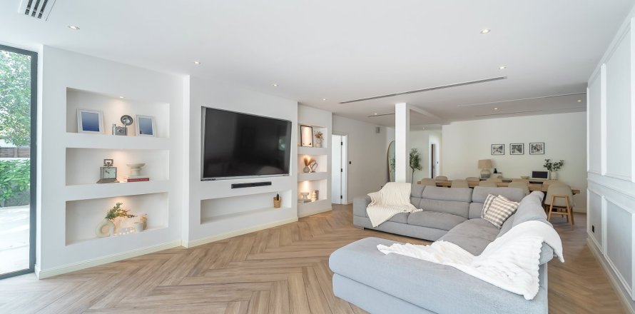 5 bedrooms Villa in Dubai, UAE No. 151142