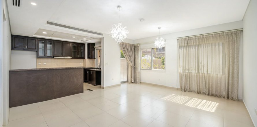 Townhouse de 3 dormitorios en Bella Casa, UAE No. 167545