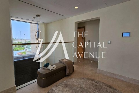 7 bedrooms Villa in Abu Dhabi, UAE No. 136969 4