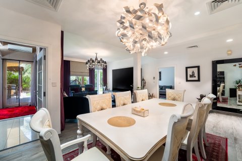 4 bedrooms Villa in Dubai, UAE No. 161070 8