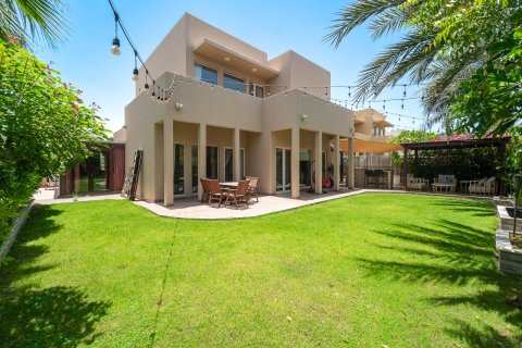 4 bedrooms Villa in Dubai, UAE No. 161070