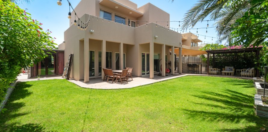 4 bedrooms Villa in Dubai, UAE No. 161070