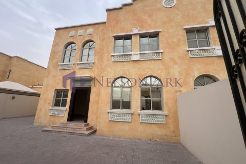 5 bedrooms Villa in Doha, Qatar No. 60932 1