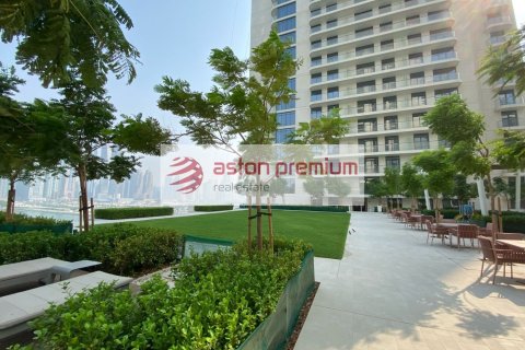 Квартира с 2 спальнями в EMAAR Beachfront, ОАЭ №132585 22
