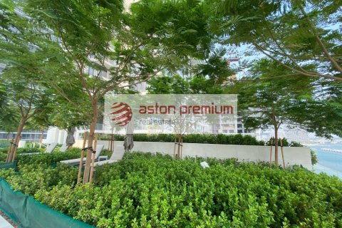 Квартира с 2 спальнями в EMAAR Beachfront, ОАЭ №132585 21