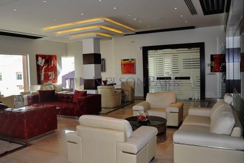 4 bedrooms Villa in Doha, Qatar No. 58117 3