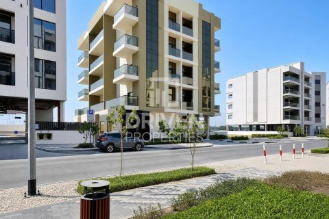 Edificio de 1592.36m² en Dubai Land, UAE No. 188632
