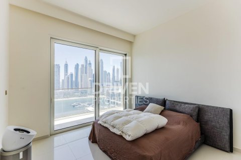 Appartement de 2 chambres à EMAAR Beachfront, UAE No. 200527 15