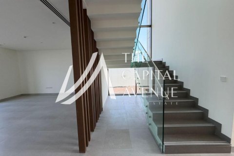 4 bedrooms Villa in Abu Dhabi, UAE No. 137062 3
