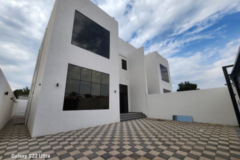 Villa de 4 dormitorios  No. 123674 2