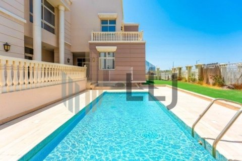 5 bedrooms Villa in Abu Dhabi, UAE No. 51181 2