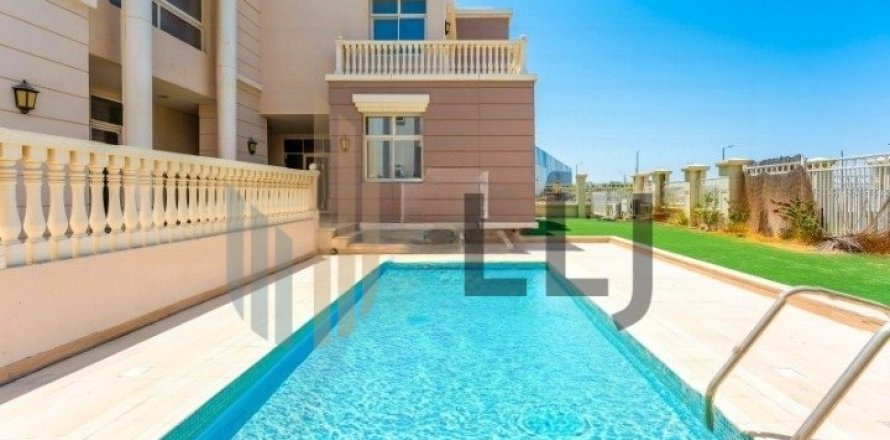 5 bedrooms Villa in Abu Dhabi, UAE No. 51181