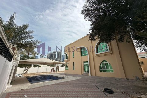 4 bedrooms Villa in Doha, Qatar No. 60980 1