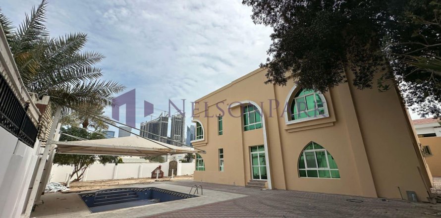 4 bedrooms Villa in Doha, Qatar No. 60980