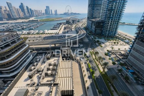 Квартира с 2 спальнями в EMAAR Beachfront, ОАЭ №193523 19