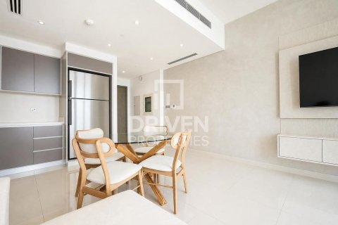 Квартира с 2 спальнями в EMAAR Beachfront, ОАЭ №193523 3