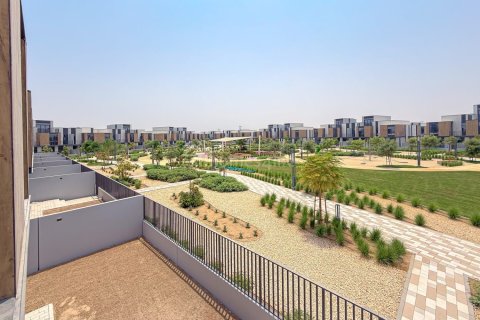 4 bedrooms Villa in Mudon, UAE No. 151455 3