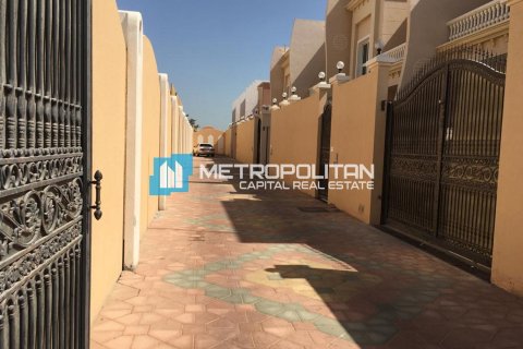 Villa de 12 dormitorios en Khalifa City, UAE No. 90949 2