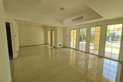 2 bedrooms Apartment in Dubai Land, UAE No. 163049 10