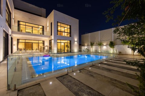 6 bedrooms Villa in Dubai, UAE No. 208292