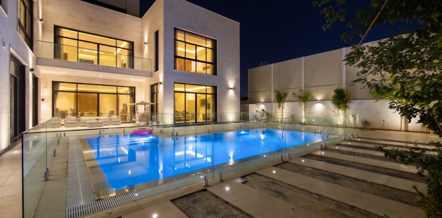 6 bedrooms Villa in Dubai, UAE No. 208292