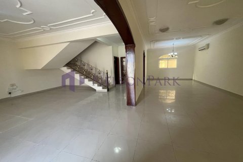 4 bedrooms Villa in Doha, Qatar No. 57214 8