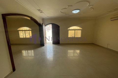 4 bedrooms Villa in Doha, Qatar No. 57214 3