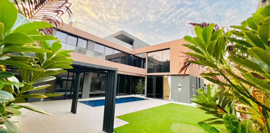 Villa de 5 dormitorios en Tilal City, UAE No. 208774