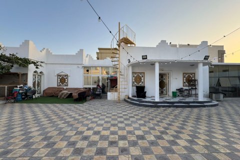 5 bedrooms Villa in Seih Al Harf, UAE No. 184066 4