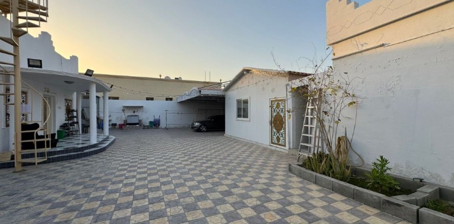5 bedrooms Villa in Seih Al Harf, UAE No. 184066