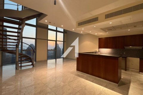 Квартира с 2 спальнями в Central Park Tower, ОАЭ №132289