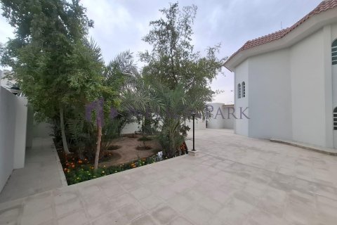 6 bedrooms Villa in Doha, Qatar No. 57817 11