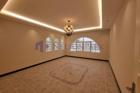 6 bedrooms Villa in Doha, Qatar No. 57817 2