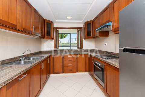 Apartment de 2 dormitorios en Golf Towers, UAE No. 210340 8