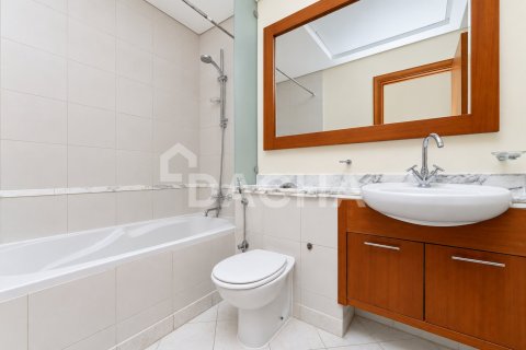Apartment de 2 dormitorios en Golf Towers, UAE No. 210340 11