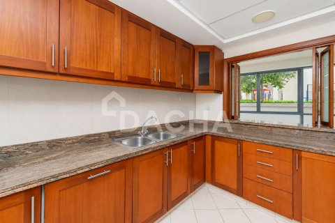 Apartment de 2 dormitorios en Golf Towers, UAE No. 210340 9