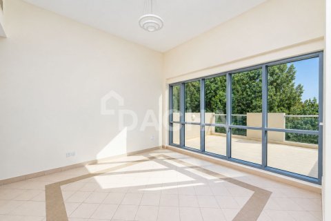 Apartment de 2 dormitorios en Golf Towers, UAE No. 210340