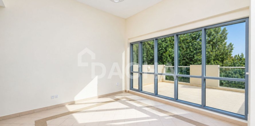 Apartment de 2 dormitorios en Golf Towers, UAE No. 210340