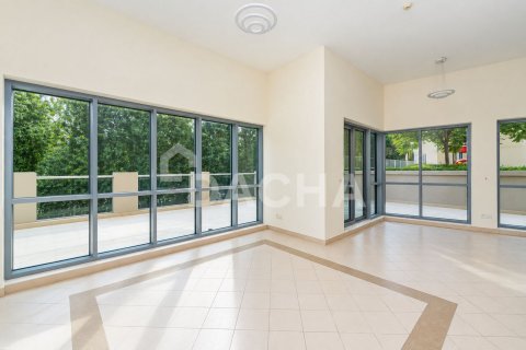 Apartment de 2 dormitorios en Golf Towers, UAE No. 210340 3