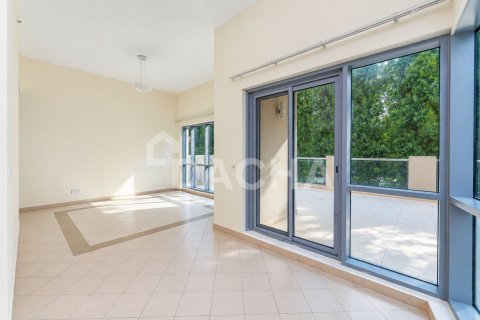 Apartment de 2 dormitorios en Golf Towers, UAE No. 210340 6