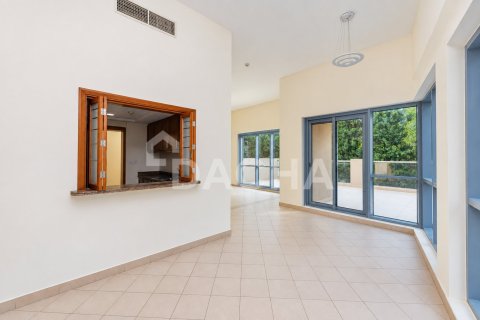 Apartment de 2 dormitorios en Golf Towers, UAE No. 210340 7