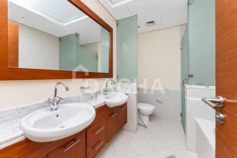 Apartment de 2 dormitorios en Golf Towers, UAE No. 210340 18