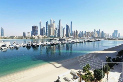 Квартира с 2 спальнями в EMAAR Beachfront, ОАЭ №136508 3