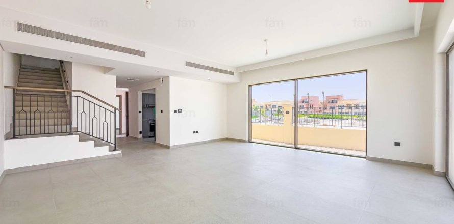 5 bedrooms Townhouse in Dubai, UAE No. 210869