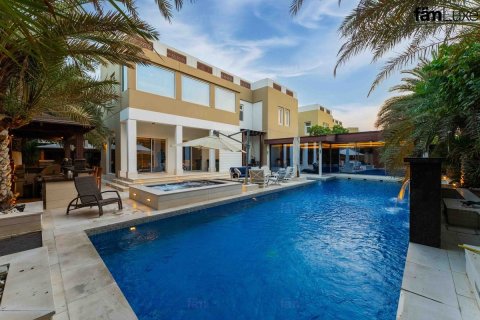 Villa de 5 dormitorios en Dubai, UAE No. 127425