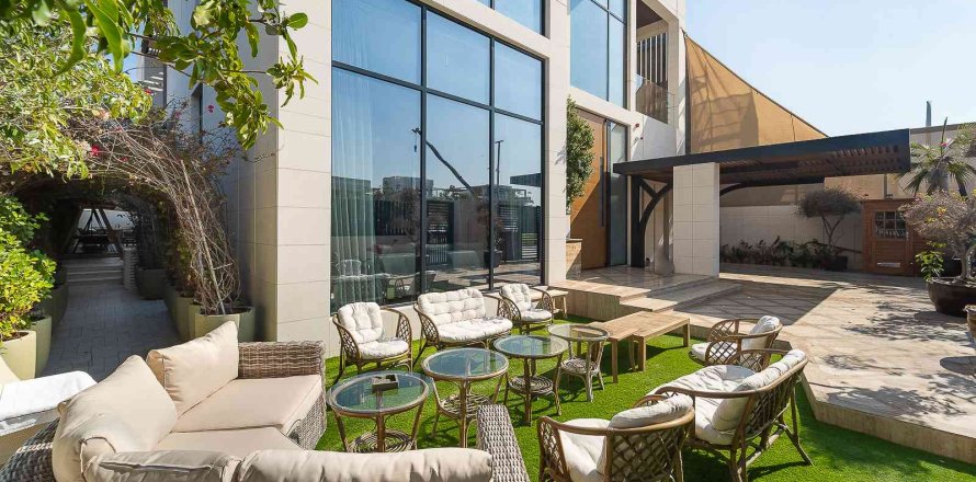 Вилла с 4 спальнями в Джумейра, ОАЭ №146988