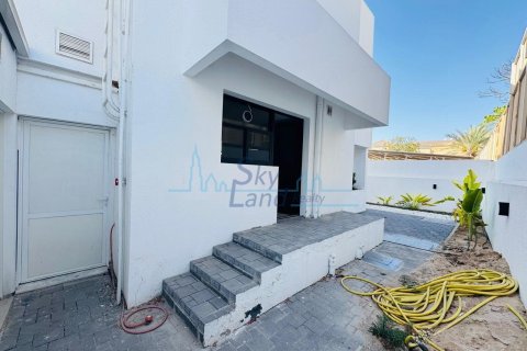 Villa de 3 dormitorios en Jumeirah, UAE No. 82722 7