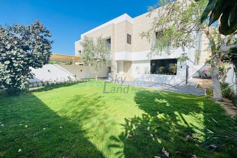 Villa de 3 dormitorios en Jumeirah, UAE No. 82722 2